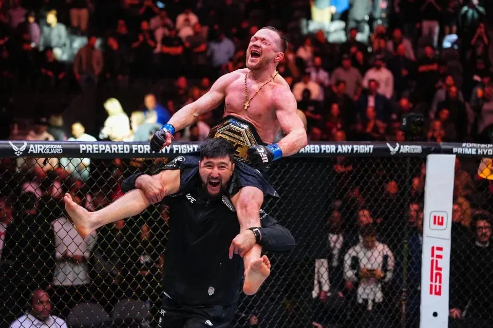 Yan được công kênh khi đoạt lại đai vô địch