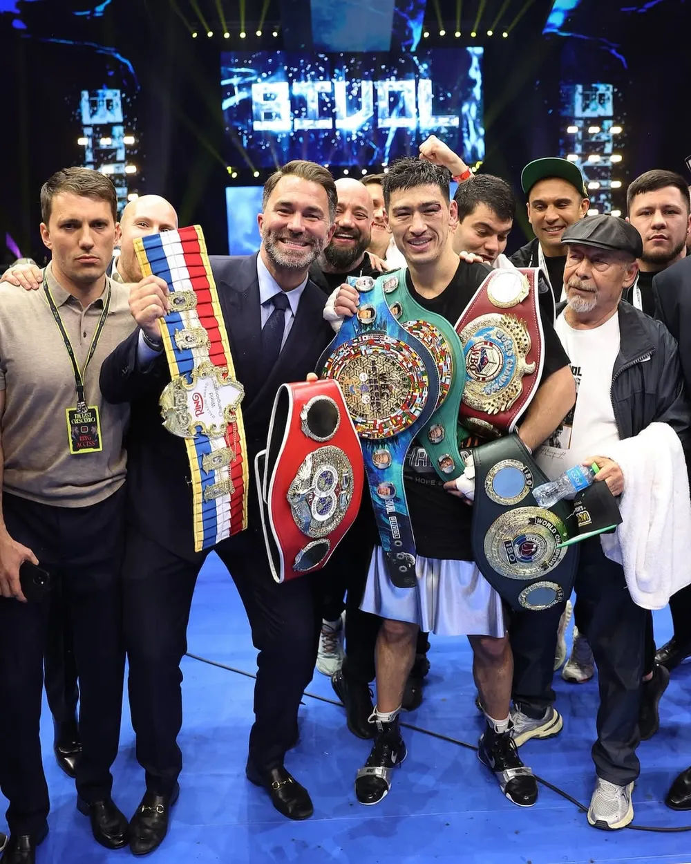 Bivol đang giữ các đai WBA (Super), IBF và WBO dưới nặng
