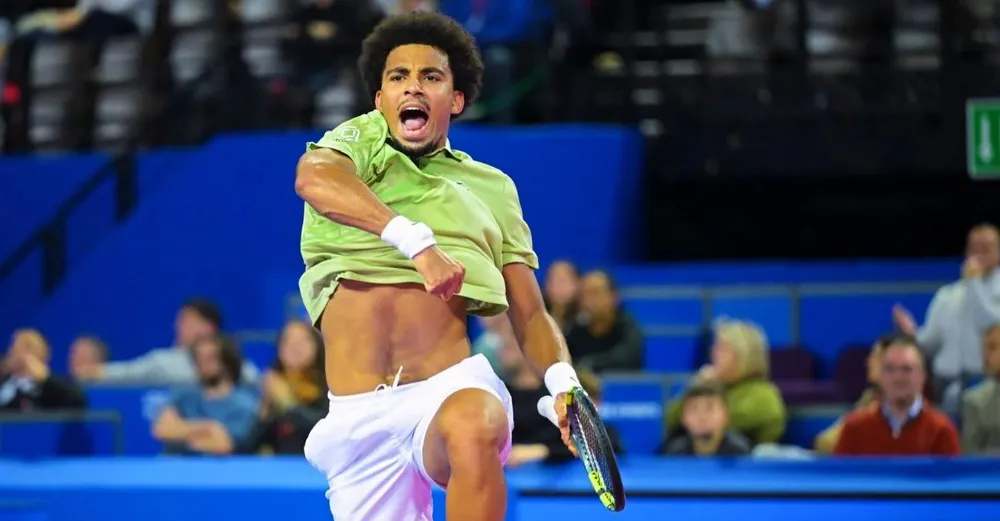 Fils quay trở lại ngoạn mục