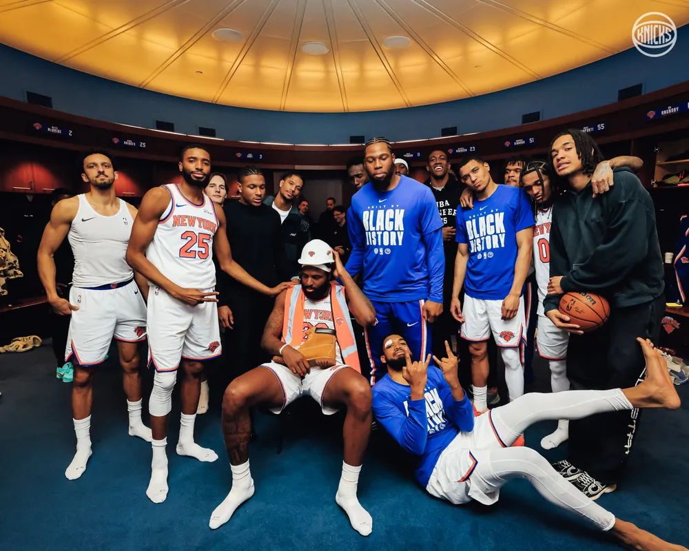 Knicks ăn mừng chiến thắng trong phòng thay đồ