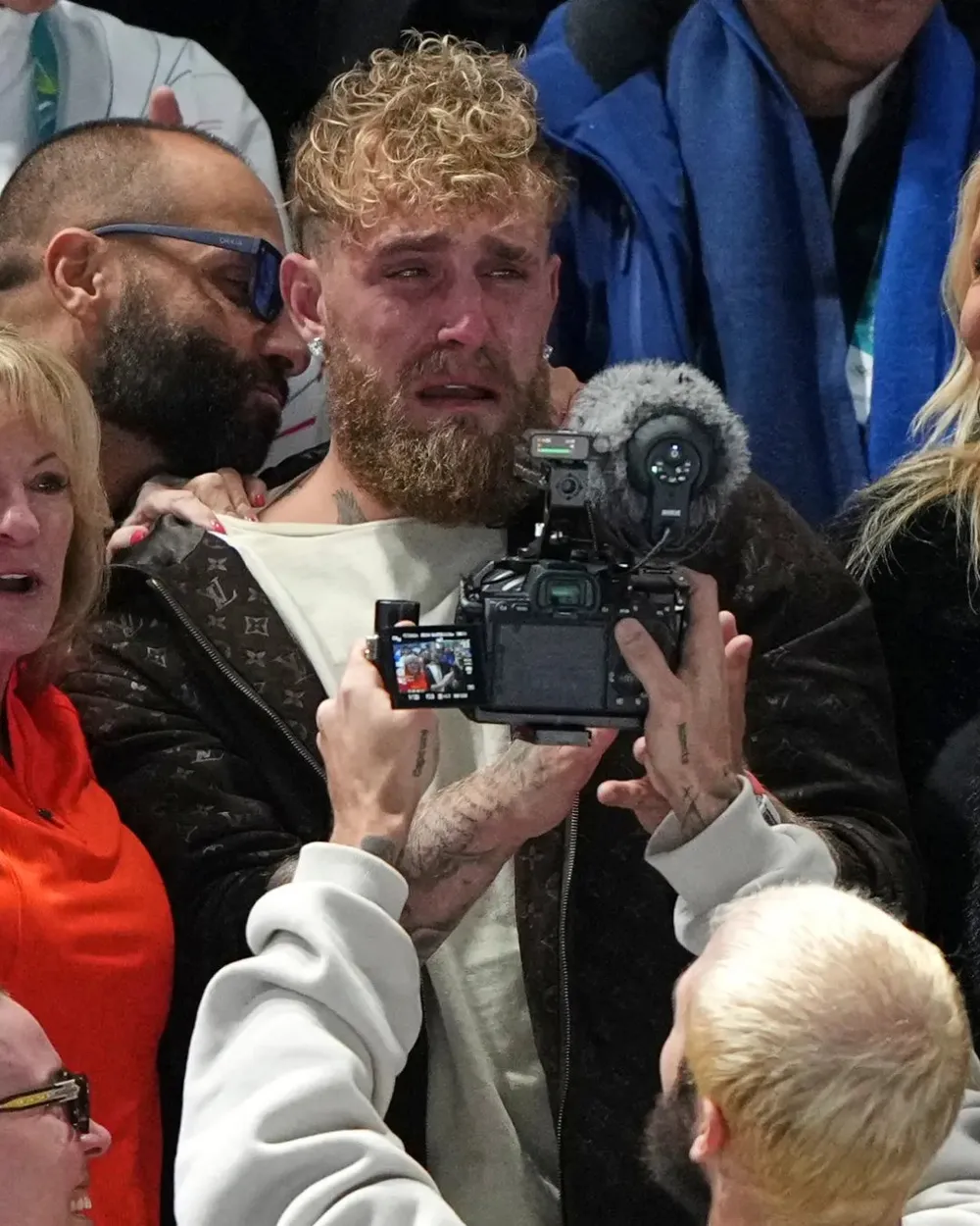 Jake bật khóc trên khán đài