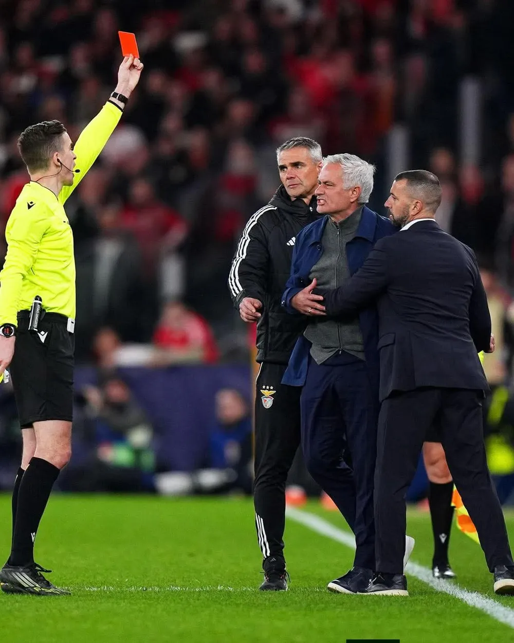 Mourinho nhận thẻ đỏ trong trận đấu với Real