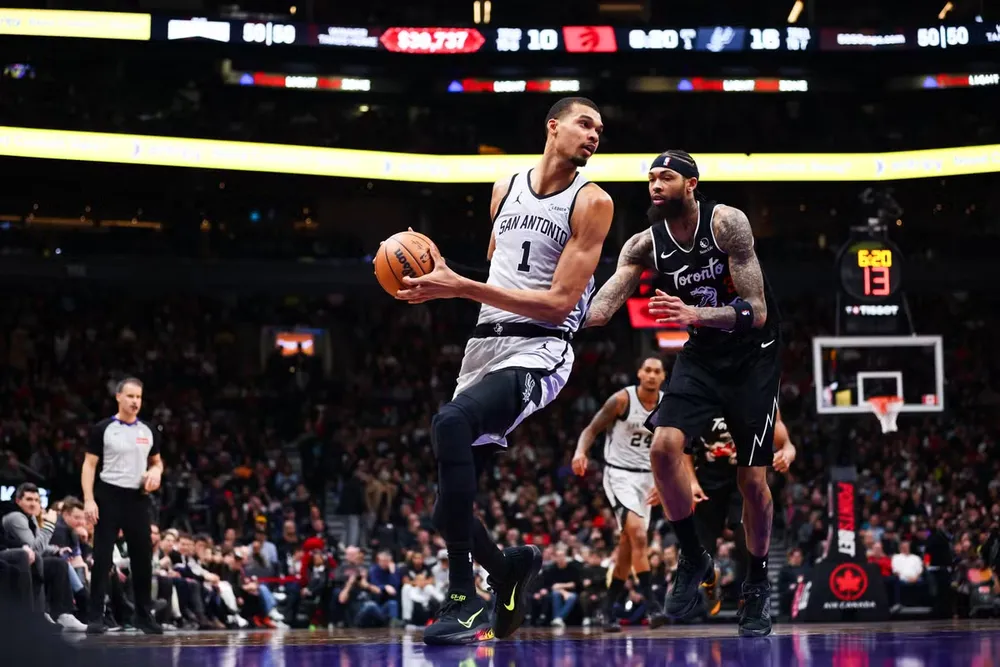 Wembanyama của Spurs đang giữ bóng