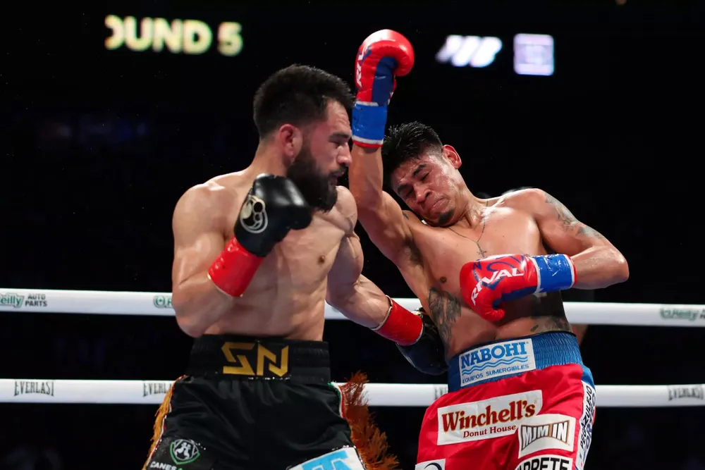 Navarrete (quần đỏ) đánh bại Nunez