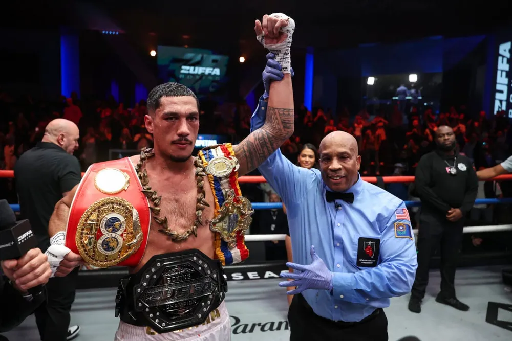 Opetaia giành đai Zuffa đầu tiên (đai màu đen)