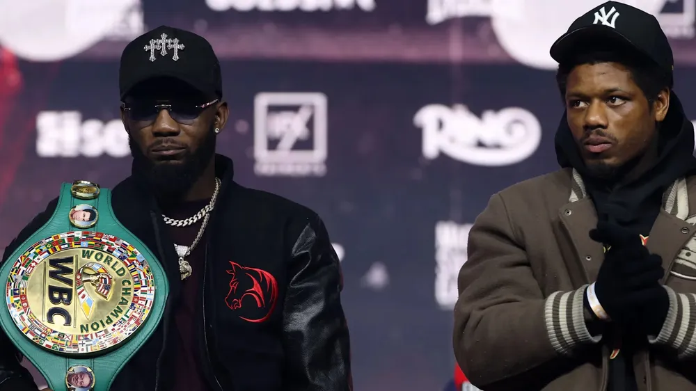 Adames (đeo đai) và Williams trong buổi họp báo trước trận đấu