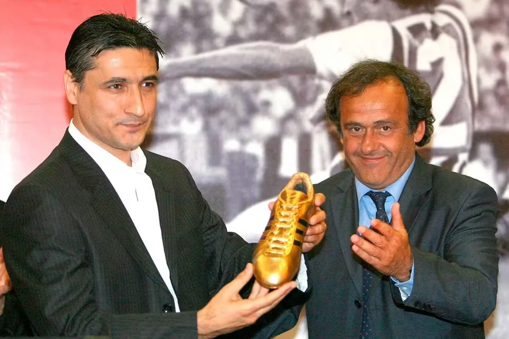 Huyền thoại Pancev (trái)