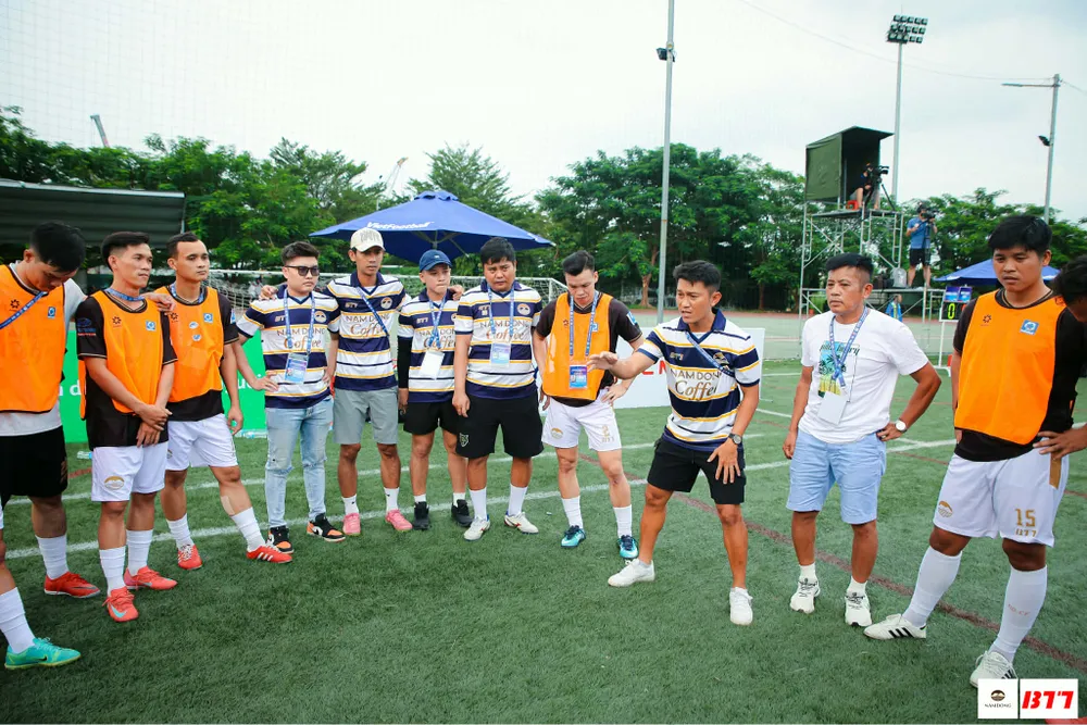 HLV Bá Tiến ("anh Ba" nhỏ) đang chỉ đạo bên cạnh ông bầu Tuyền ("anh Ba" lớn) trước một trận đấu