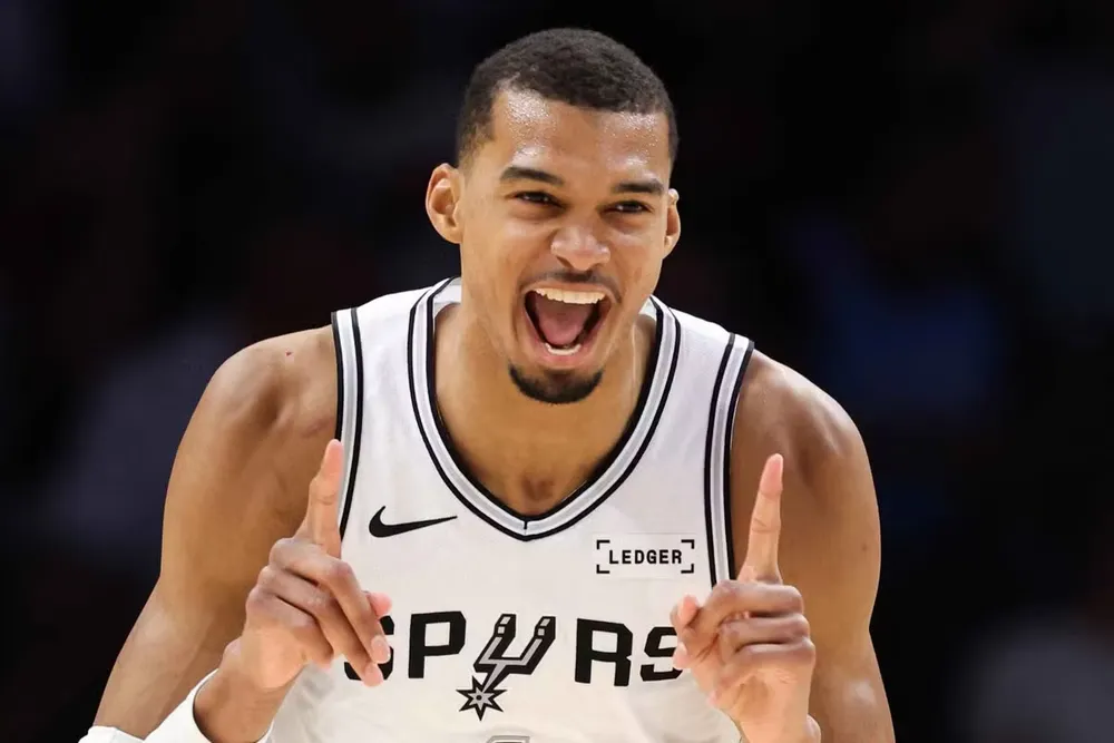 Wenbanyama ăn mừng điểm số