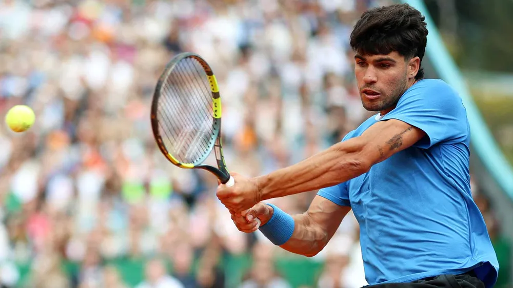 Alcaraz thắng nhanh như tia chớp trước sự chứng kiến của "Tia chớp" Bolt