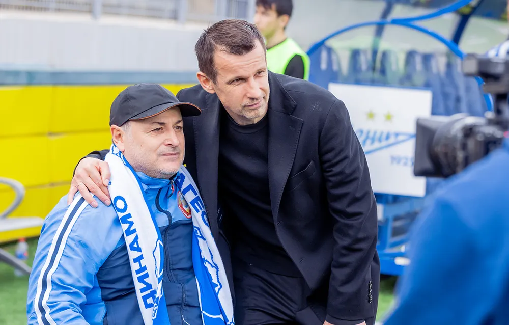 HLV Semak chụp ảnh với người hâm mộ sau chiến thắng (Ảnh: Trang chủ Zenit)