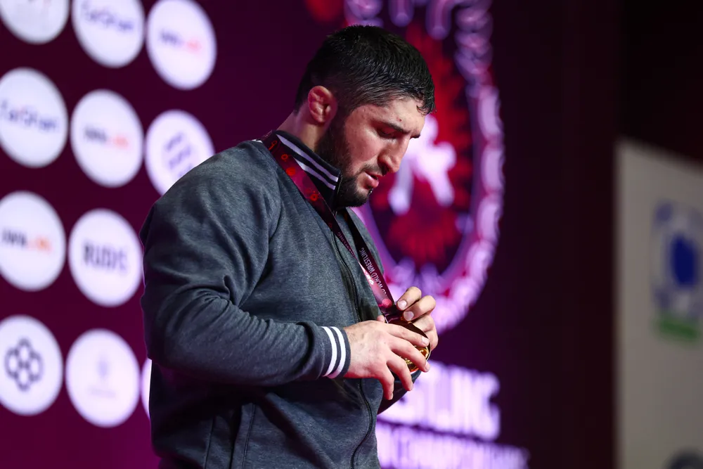 Sadulaev mân mê tấm HCV (Ảnh: UWW)