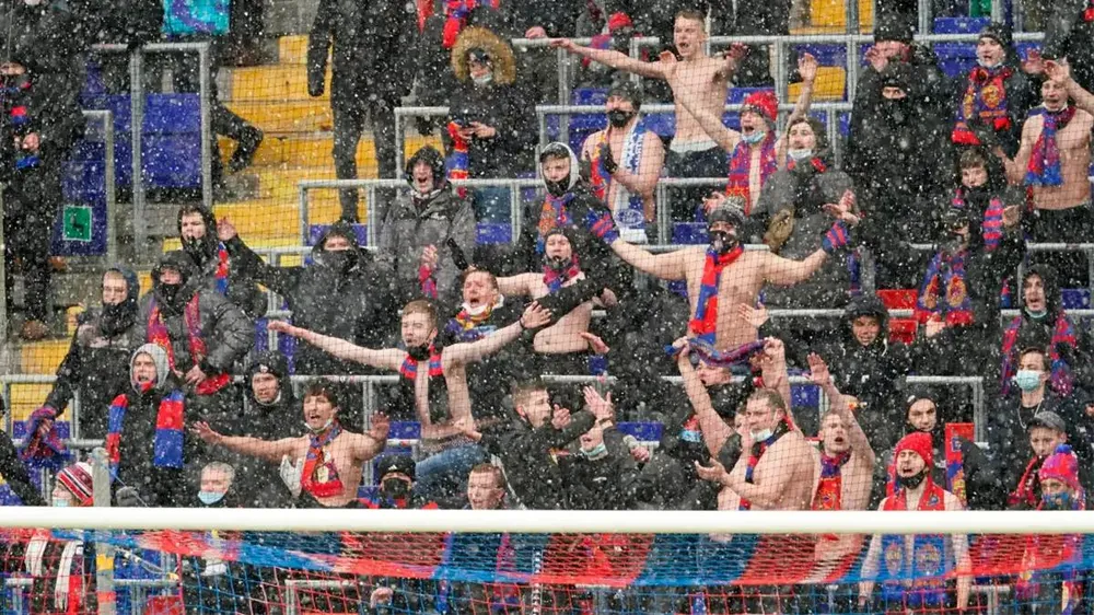 CĐV CSKA hào hứng dưới trời tuyết (Ảnh: Ria Novosti)