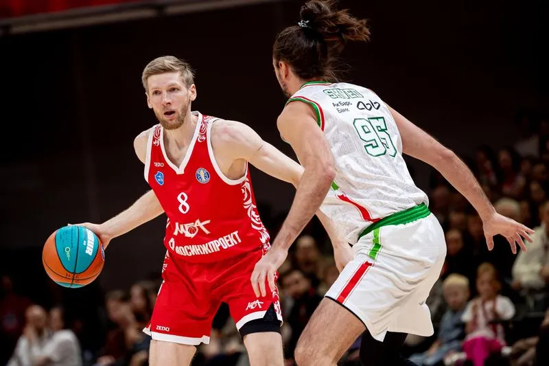 Artem Komolov của MBA (Ảnh: Trang chủ VTB United League)