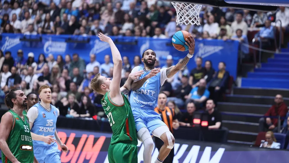 Zenit (áo xanh da trời - Ảnh: VTB United League) vượt lên dẫn 2-1