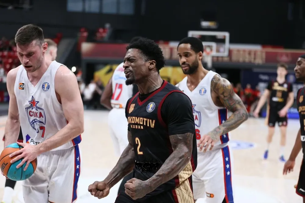 CSKA (áo trắng) vượt lên dẫn trước (Ảnh: VTB United League)