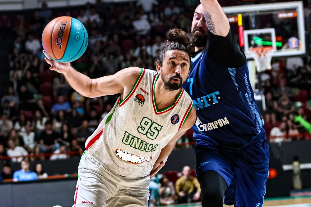 Zenit rút ngắn tỷ số xuống còn 2-3 (Ảnh: VTB United League)