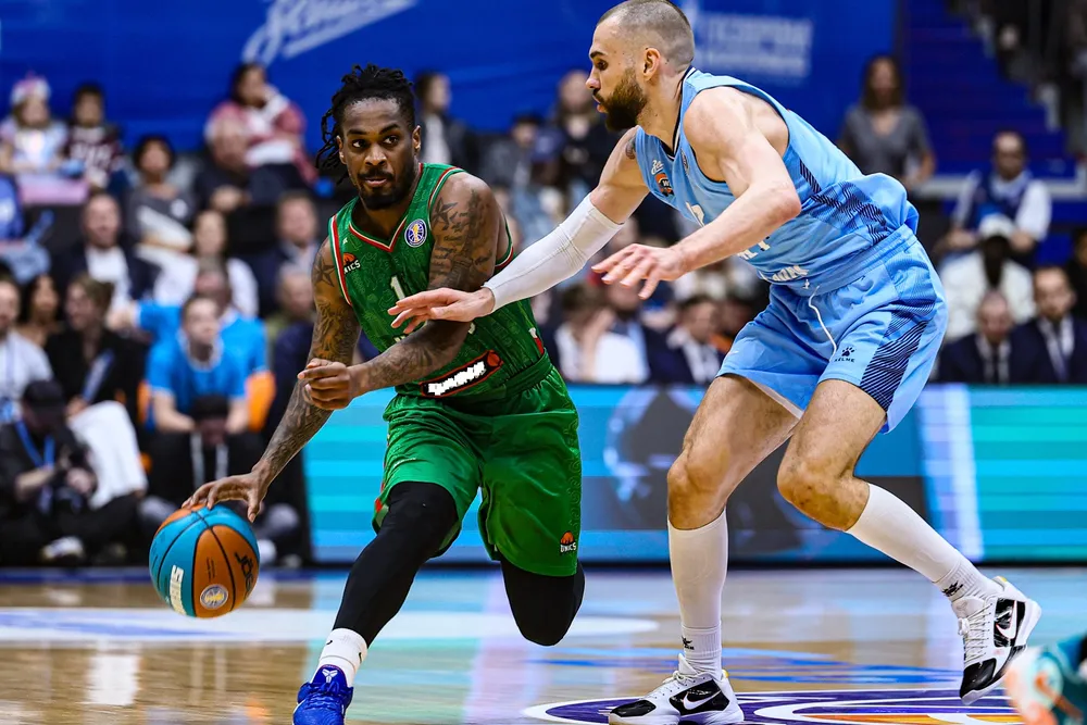 UNICS (áo xanh lá cây) gỡ hòa 3-3 (Ảnh: VTB United League)