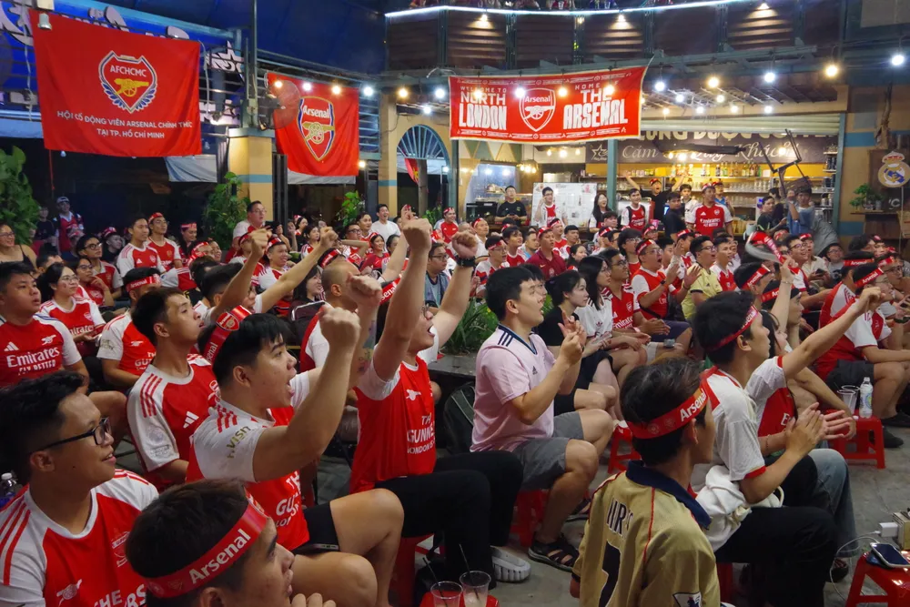 CĐV Arsenal cổ vũ đội bóng vô địch Premier League