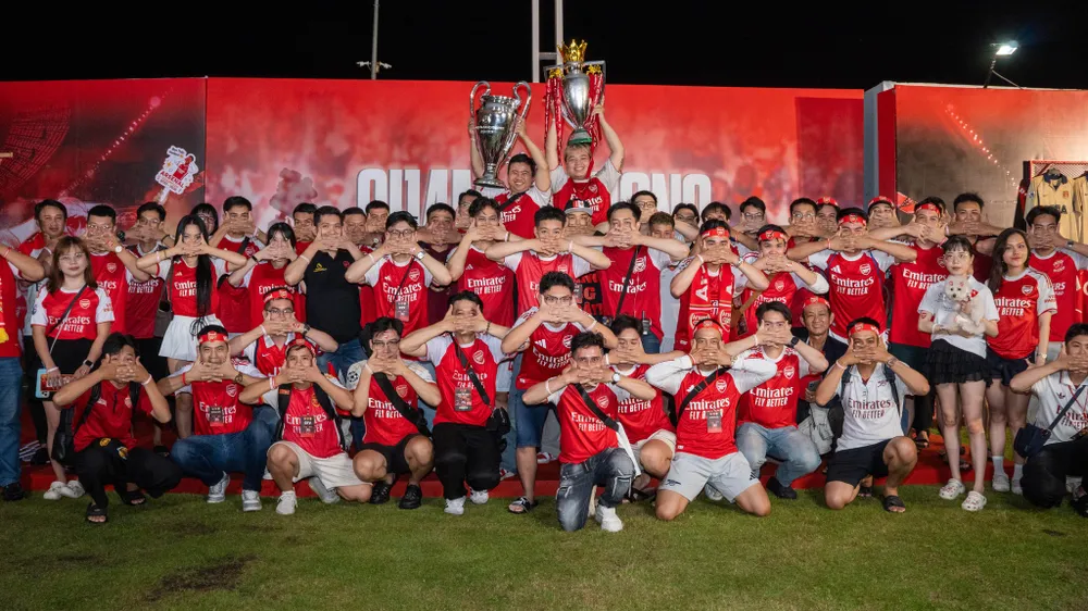 CĐV Arsenal trong buổi offline mới đây