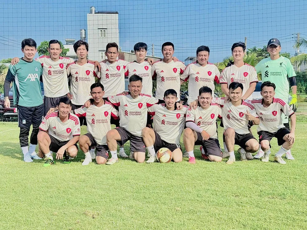 LFCSG trong một trận giao hữu sân 11 (Anh Huỳnh Ngọc Bo thứ 2 từ phải qua hàng dưới)