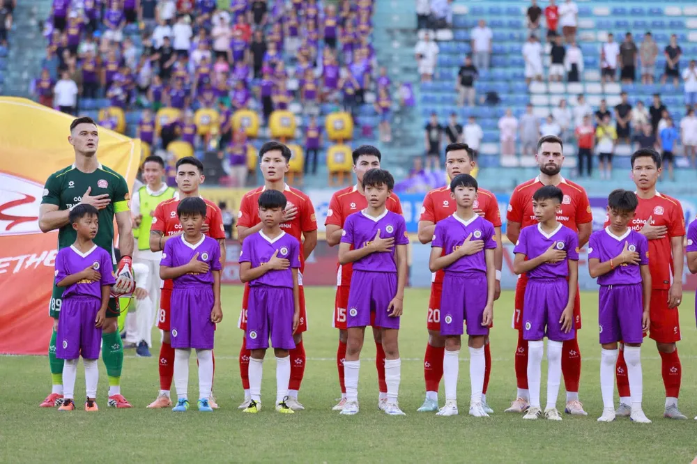 Các em nhỏ dự án GUMBĐ tham gia trận Hà Nội FC - CATPHCM