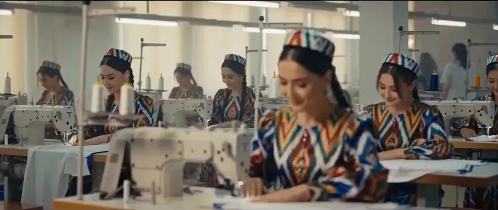 Những nữ thợ may Uzbekistan xinh đẹp (Ảnh chụp màn hình video-clip của truyền thông bóng đá Uzbekistan)