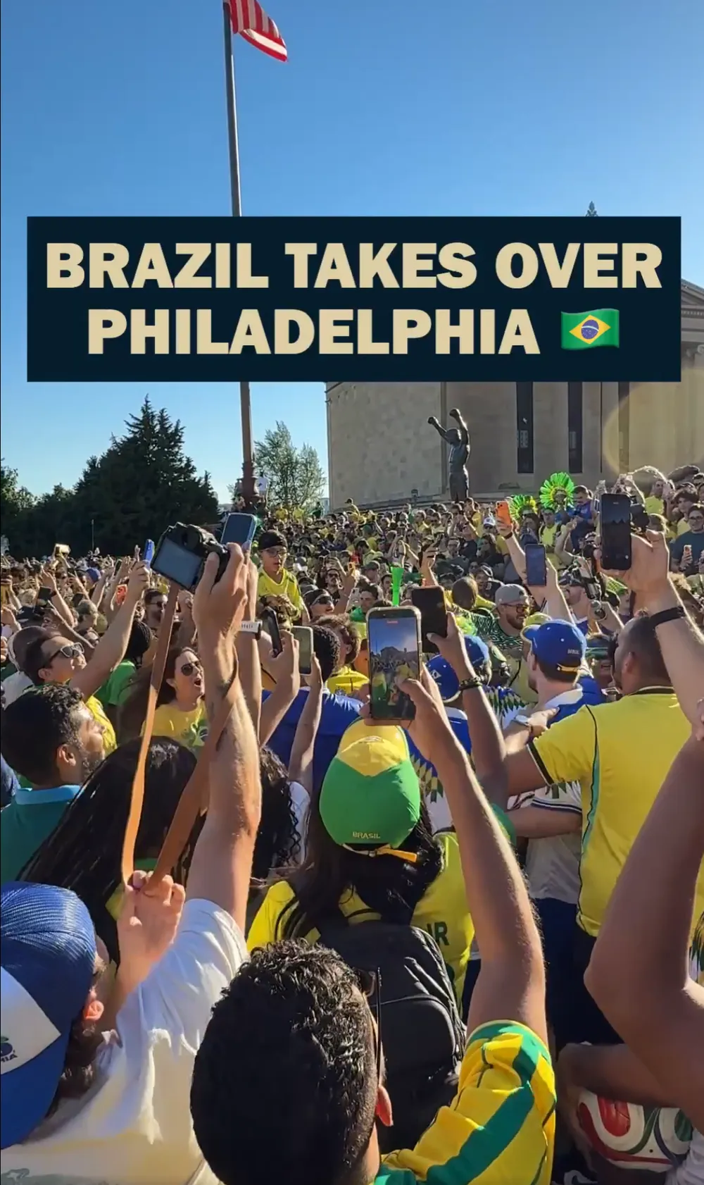 CĐV vây quanh tượng Rocky ở Philadelphia (Ảnh chụp màn hình video của Philadelphia Union)