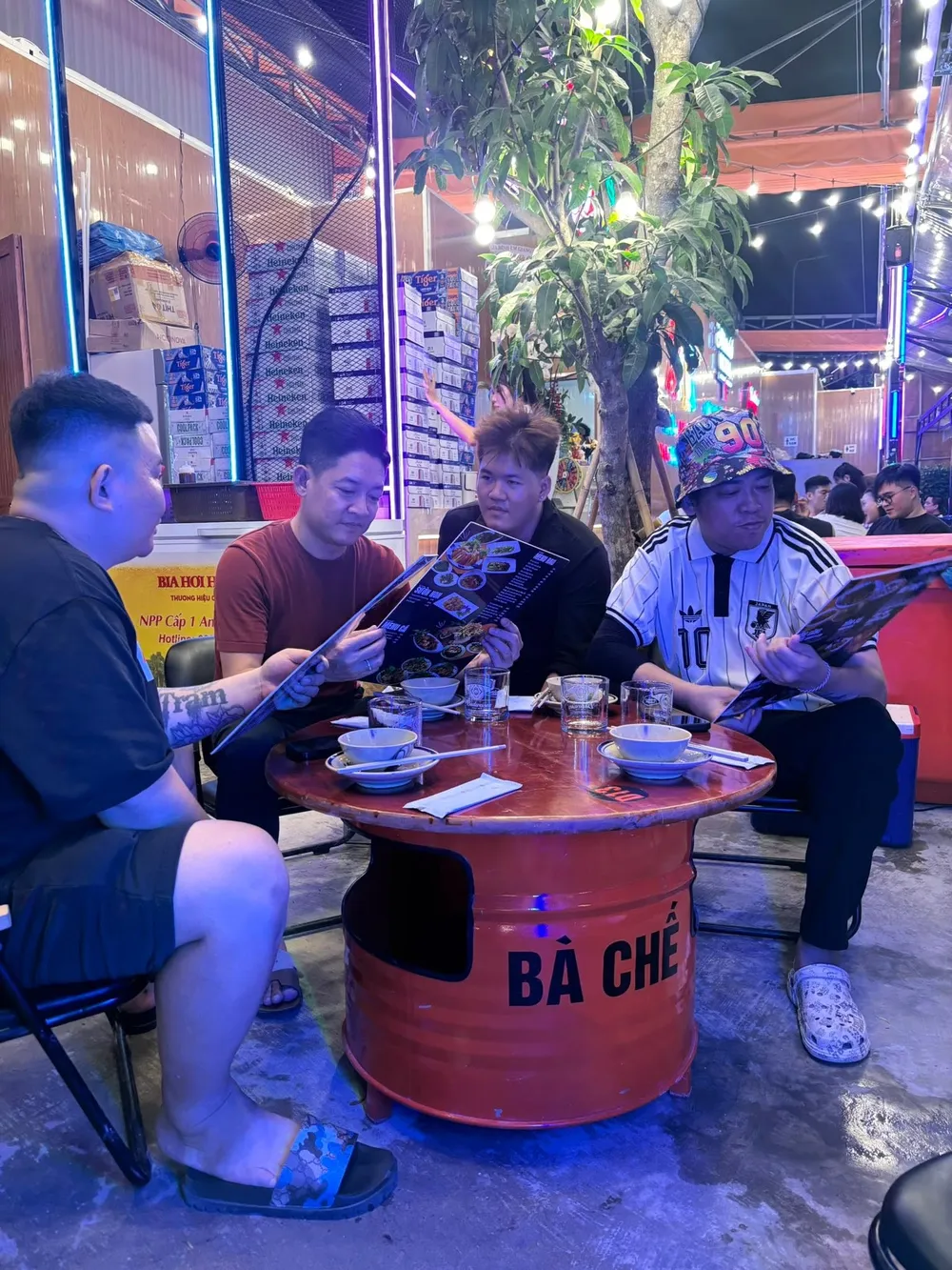 Diễn viên Tân Trề và các cộng sự