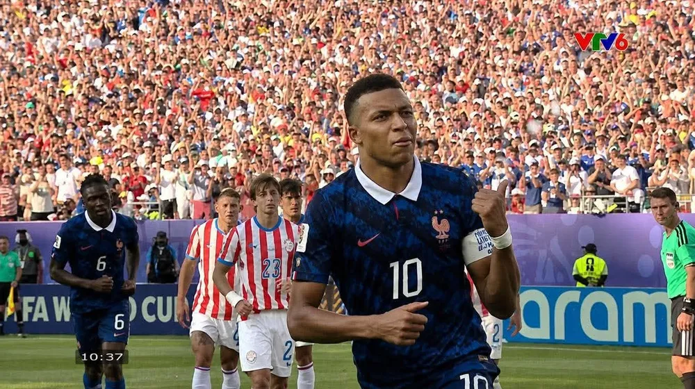 Mbappe ghi bàn vào lưới Paraguay