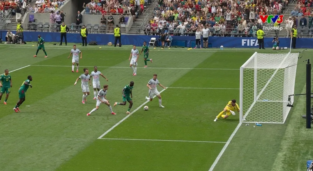 Thủ môn Courtois khá chật vật trong trận đấu với Senegal