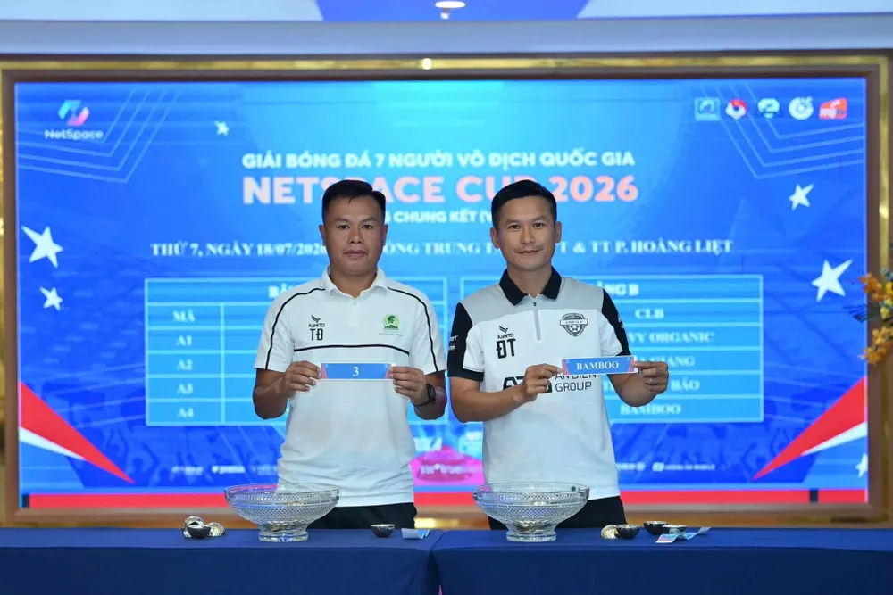 HLV Dương Văn Tiến trong buổi lễ bốc thăm chia bảng