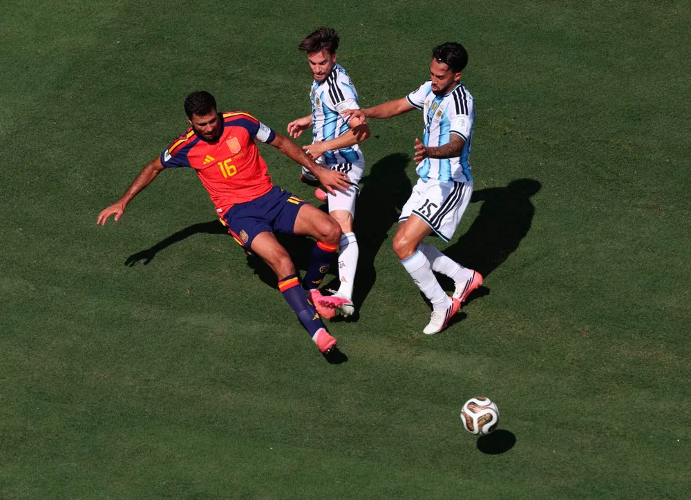 Rodri được liên hệ nhiều lần với Real Madrid