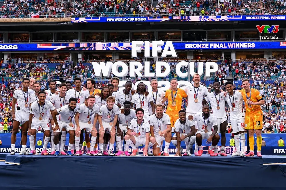 Henderson (hàng đứng, thứ 2 từ trái qua) trên bục nhận HCĐ ở World Cup 2026