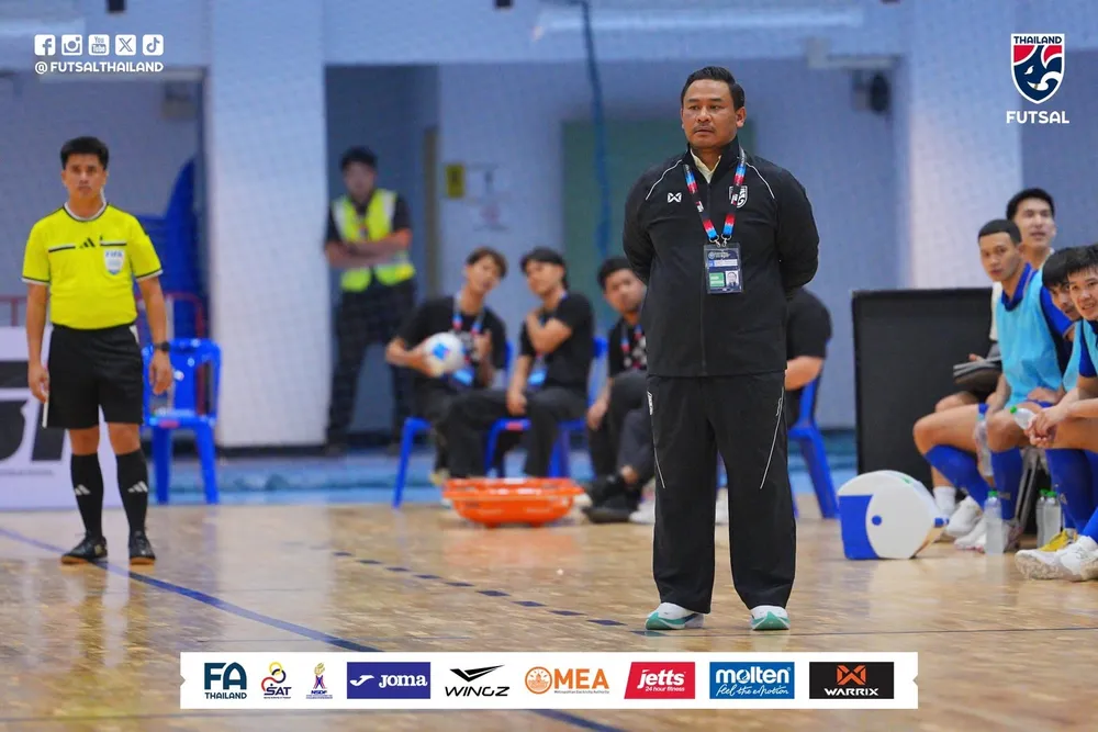 HLV trưởng futsal Thái Lan (Ảnh: FB của futsal Thái Lan)