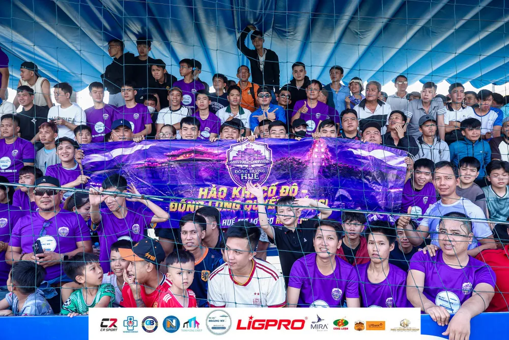 Khán giả ủng hộ HĐH Huế tạo thành một sắc tím đặc trưng ở Sân PM Sport