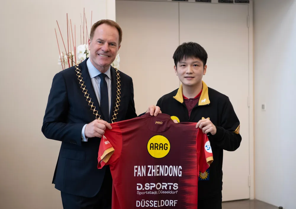 Fan Zhendong (phải) trao tặng áo đấu cho Thị trưởng Düsseldorf, Stefan Keller.JPG