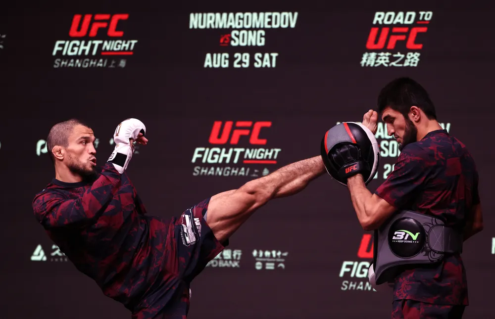 Umar (phải) trong buổi tập mở của UFC Fight Night tại Thượng Hải (Ảnh: THX)