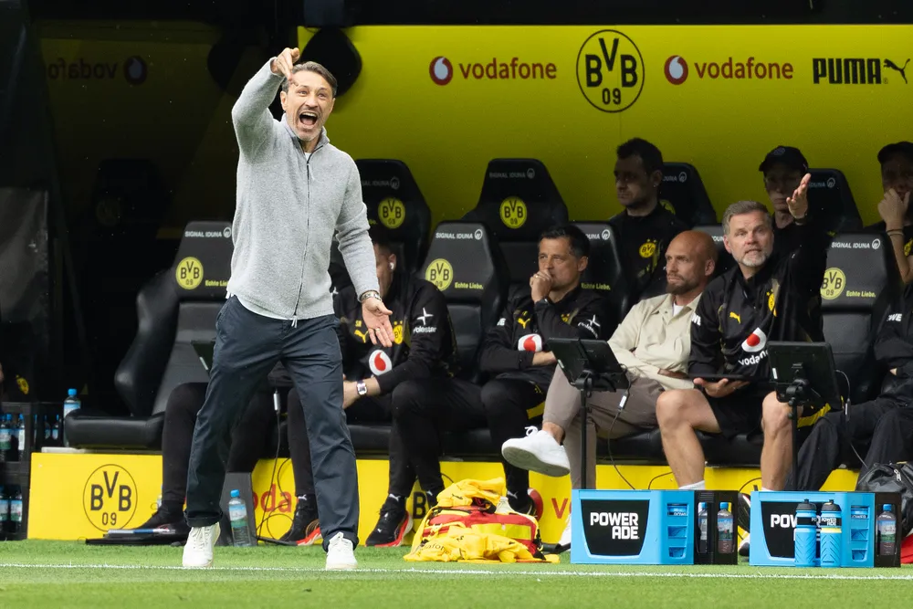 HLV Kovac chỉ đạo các học trò trong trận mở màn Bundesliga mùa này. Ảnh: THX