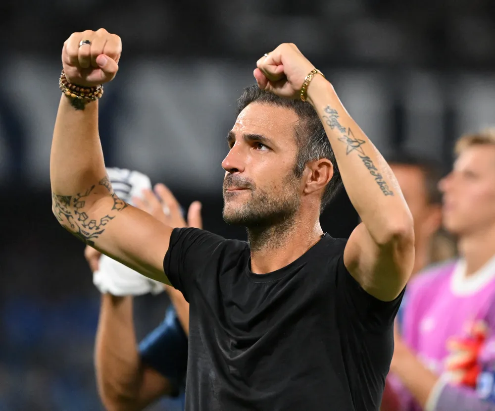 Fabregas ăn mừng trận thắng Napoli (Ảnh: THX)