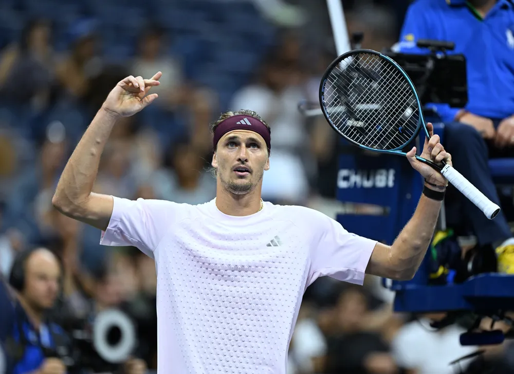 Zverev nhẹ nhõm sau chiến thắng 5 ván (Ảnh: THX)