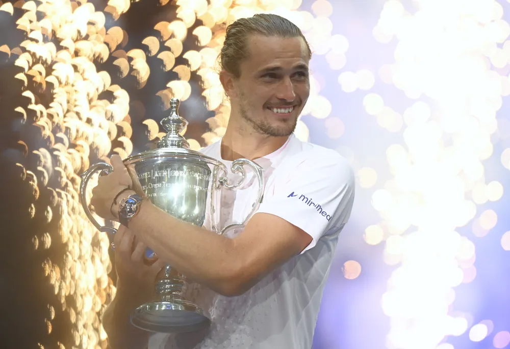Zverev sung sướng ôm cúp vô địch US Open