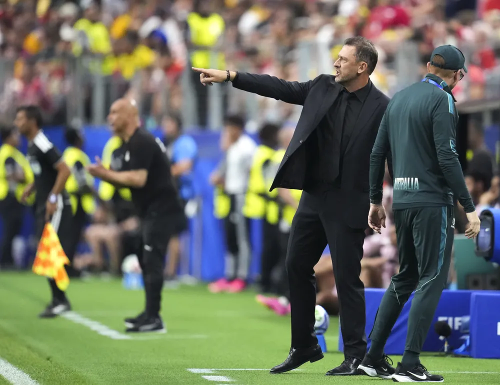 HLV Popovic của Socceroos chỉ đạo bên đường biên ở World Cup (Ảnh: THX)