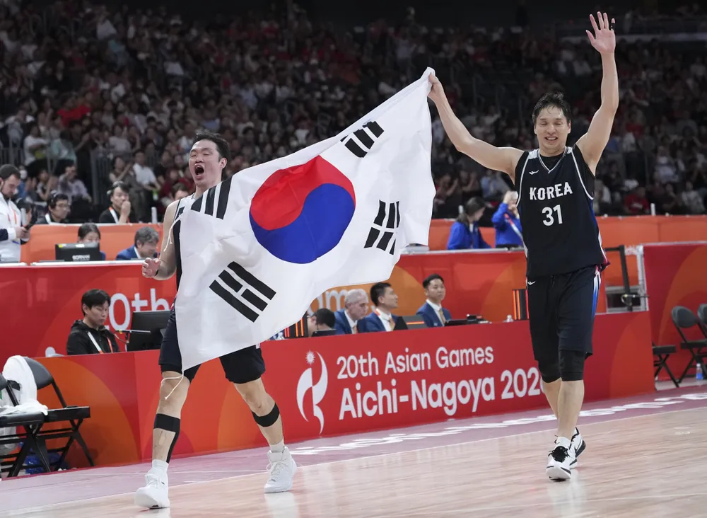 ASIAD Bóng rổ HQ thắng HCV 02 (2).JPG