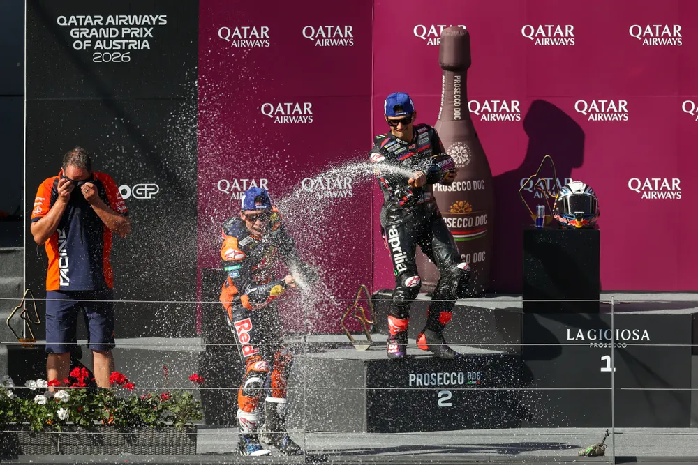 MotoGP Jorge Martin xịt nước vào Pedro Costa trên bục nhận giải Austrian GP.JPG