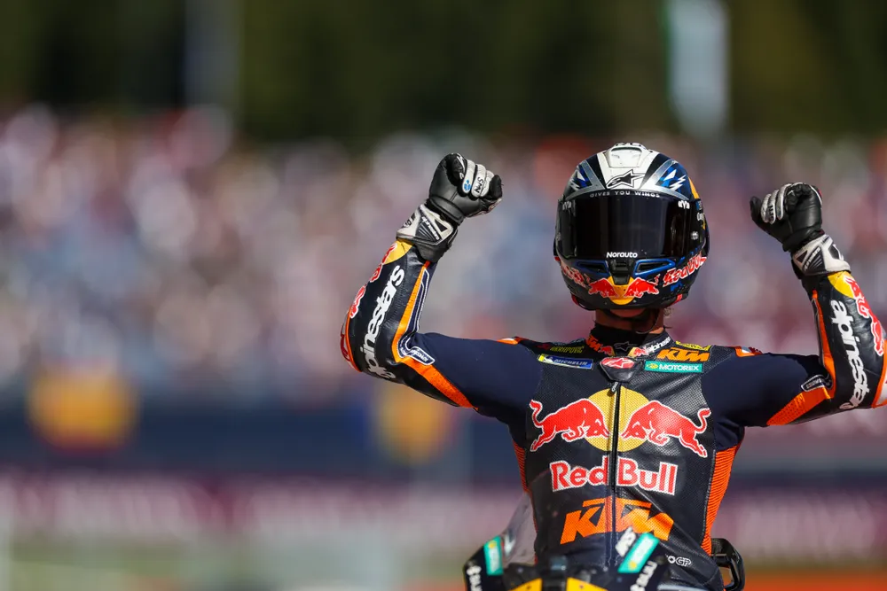 Pedro Acosta của KTM ăn mừng chiến thắng (Ảnh: THX)