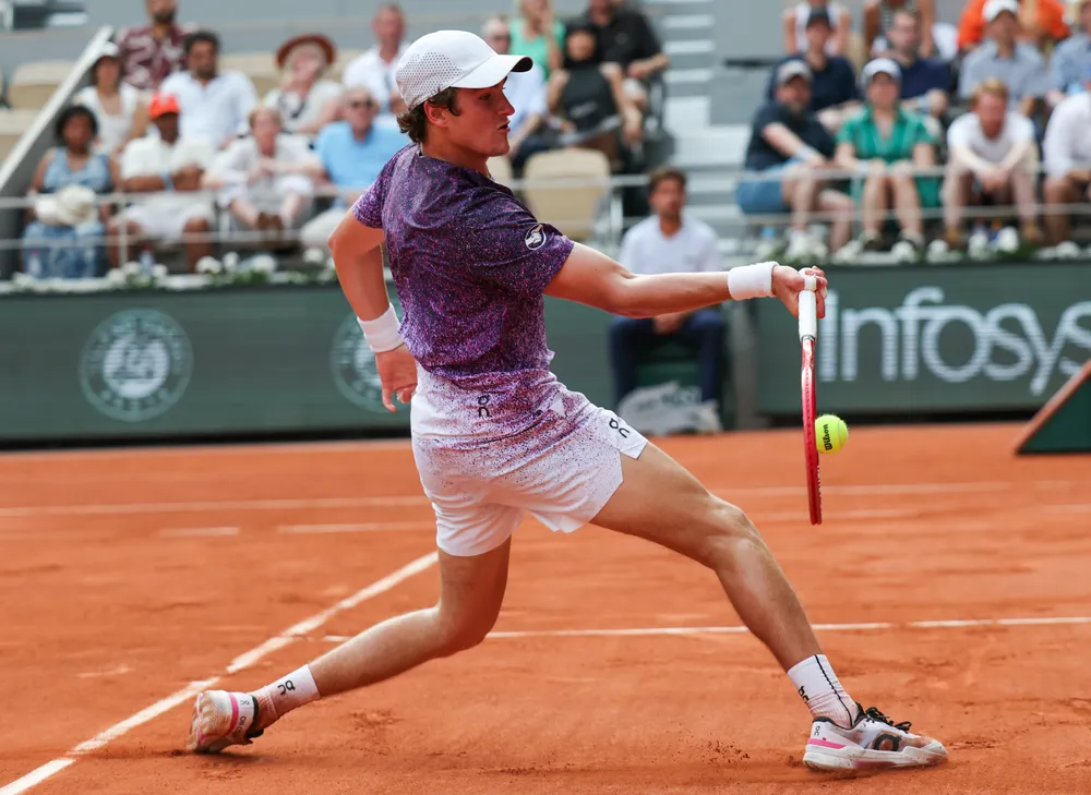 Fonseca trong chiến thắng trước Djokovic ở Roland Garros (Ảnh: THX)