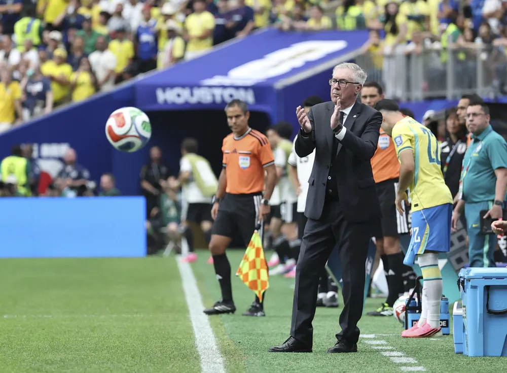 HLV Carlo Ancelotti hướng đến 2 trận đấu với Australia (Ảnh: THX)