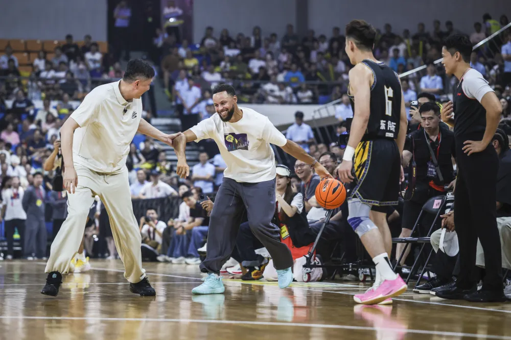 Stephen Curry tham gia một sự kiện ở Trung Quốc hồi trung tuần tháng 9 (Ảnh: THX)