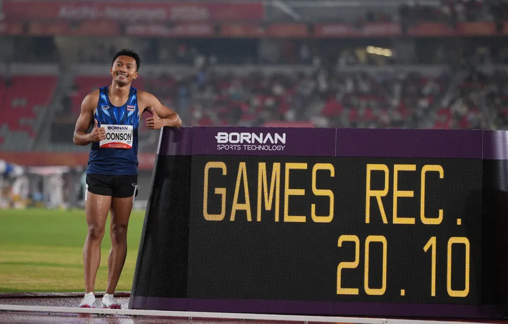 ASIAD Puripol Boonson lập KL 200m.JPG